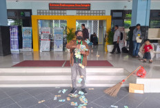 Sapu Lidi, Uang Mainan dan Meteran Warnai Aksi JCW di BPN Sleman.