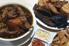 ‎Daftar Berburu Kuliner Legendaris dengan Kuah Kental dan Daging Empuk Rawon Hits di Malang