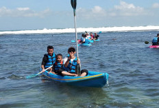 Libur Panjang, Pantai Sadranan Dipadati Wisatawan; Laut Dipenuhi Kano Bak 