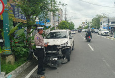 Mobil Hilang Kendali Diduga Micro Sleep, Tabrak Motor di Kawasan Tugu Yogyakarta