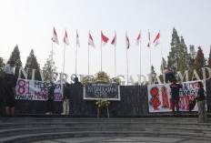 Ratusan Mahasiswa Gelar Aksi “81 Tahun Merdeka atau Menderita?” di Boulevard UGM