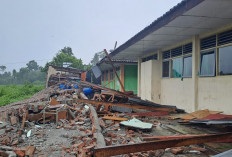 Hujan Deras dan Angin Kencang Rusak SMPN 2 Kalasan, Parkiran Sepeda Siswa Ambruk