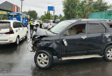 Kaca Depan Terkena Percikan Air Hujan, Dua Mobil Kecelakaan di Jalan Padjajaran Sleman
