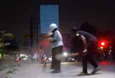 Tumpahan Oli dan Pasir Dibersihkan Dini Hari, Warga Khawatir Picu Kecelakaan Fatal di Simpang Empat Depok
