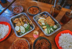 Kuliner Penyetan Nampol di Surabaya dengan Lalapan Melimpah, Sambal Juara, Harga Bersahabat