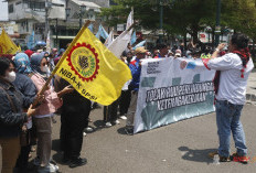 Aksi Damai di Kepatihan, Buruh DIY Kritik Draf UU Ketenagakerjaan Masih “Copy Paste” Omnibus Law