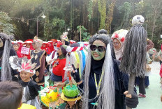Mak Lampir Muncul di Jalan Sehat HUT RI ke-81, Warga Gejawan Indah Tampilkan Kreativitas