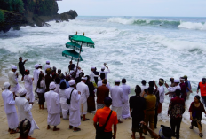 Ribuan Umat Hindu Padati Pantai Ngobaran Gunungkidul untuk Upacara Melasti Sambut Nyepi 1948 Saka