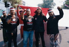 Jelang HUT ke-81 RI, Ratusan Santri dan Pemuda Bentangkan Merah Putih 300 Meter