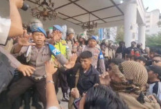 Massa Coba Terobos Gedung DPRD DIY, Forum BEM se-DIY Beri Kartu Merah Pemerintahan Prabowo-Gibran