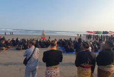 Labuhan Kasunanan Surakarta di Pantai Selatan Bantul Kembali Digelar, Pengunjung Antusias Saksikan Ritual Jawa