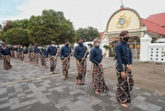 Busana Peranakan, Simbol Pengabdian Abdi Dalem yang Sarat Filosofi