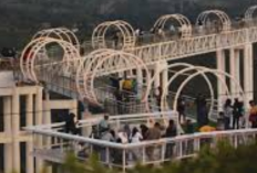 Sensasi Jembatan Kaca Kemuning Sky Hills Karanganyar Tiket Masuk Cuma Rp30 Ribuan