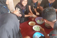 Pelajar SMA Diajak Kenali dan Memproduksi Klepon, dari Adonan hingga Jadi Jajanan Tradisional