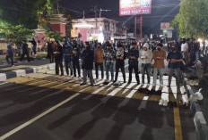 Massa Gelar Salat Gaib di Ringroad Utara Depan Polda DIY, Serukan Reformasi Kepolisian