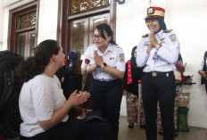 Hari Kartini di Stasiun Tugu, Petugas Perempuan Dominasi Layanan dan Penumpang Dapat Mawar