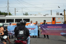 Palang Pintu Perlintasan JPL 349 Patah Ditabrak Truk, KAI Pastikan Perjalanan Kereta Tetap Normal