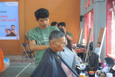 Berdayakan Warga Lokal, PEP Sangasanga Field dan PHSS Gelar Program “CurTis: Cukur Gratis” Jelang Idulfitri 