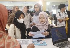 Lulusan Baru Curhat Sulit Cari Kerja, Alumni Berburu Peluang di Career Fair 2026