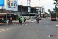 Solar Berceceran di Tikungan Ring Road Gamping, Pemotor Tergelincir dan Lalu Lintas Sempat Macet