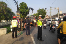 Bus Tabrak Pick Up di Jalan Solo Sleman, Kendaraan Terpental ke Parit
