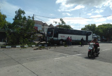 Hindari Motor, Bus Tabrak Lampu Jalan di Ringroad Selatan Bantul 