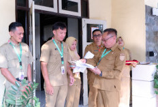 Sabet 4 Medali Porsenitas Kunci Bersama, Kepala Dinkesda Brebes Berikan Penghargaan 4 Karyawan Berprestasi