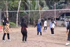 Ibu-Ibu Siwates Main Voli Pakai Celemek, Rayakan Hari Ibu dengan Cara Unik