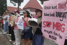 Emak-emak Tabuh Panci Jalan dari Tugu ke UGM, Desak Evaluasi MBG dan Soroti Bencana