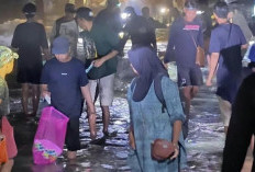 Geger Pantai Wediombo! Berburu Teri Bermodal Senter, Seorang Warga Bawa Pulang Hingga 4 Kilogram
