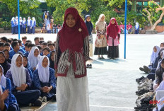 Menarik dan Seru, Biasanya Melihat Siswa Tampil, Kini Kepala, Guru dan Karyawan MTsN 8 Sleman Jadi Model Batik