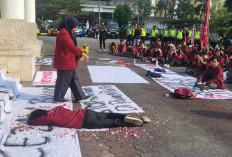 Bawa Taburan Bunga, Ratusan Massa IMM DIY Sebut Situasi Negara Sedang Tidak Baik-Baik Saja