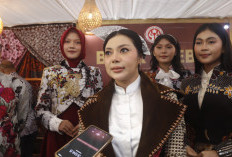 Hadirkan Batik Salem Brebes di Jogja Fashion Week 2026, Bupati Paramitha Tampil Memukau Sepanjang Catwalk