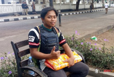 Sulit Cari Kerja, Irham Mustofa Jajakan Alas Duduk Plastik dari Event ke Event