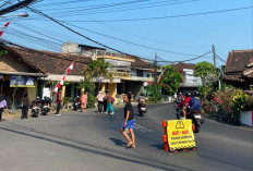 Warga Pasang Tanda Peringatan dan Bersihkan Ceceran Solar di Tikungan Barat Manding, Wujud Nyata Kepedulian