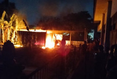 Tumpukan Sampah di Belakang Pasar Ngasem Terbakar, Damkarmat Kerahkan Dua Armada