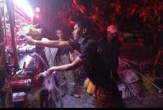 Dua Rumah Nyaris Terbakar Setelah Kobaran Api Setinggi 6 Meter Membakar Timbunan Sampah Di Belakang Rumahnya