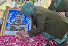 Istri Kopda Farizal Tak Kuasa Menahan Tangis saat Pemakaman di Kulon Progo