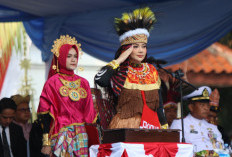 Bupati Brebes Paramitha Pakai Baju Adat Papua, Serukan Persatuan Teguhkan Kebhinekaan Pancasila