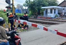   Mobil Putih Terobos Palang Rel di UIN Jogja, Nyaris Picu Kecelakaan Beruntun