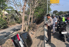 Diduga Mengantuk, Mobil Tabrak Pohon hingga Terperosok ke Parit di Piyungan Bantul