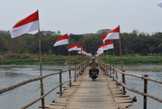 Puluhan Bendera Merah Putih Hiasi Jembatan Sesek Temben, Jembatan Swadaya di Atas Sungai Progo