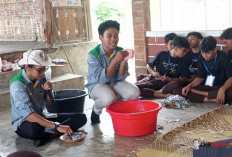 Pelajar Belajar Bikin Topeng dari Koran Bekas, Kreatif dan Bisa Bernilai Ekonomi  