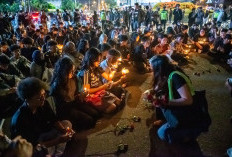 Ratusan Massa Nyalakan Lilin di Bundaran UGM, Aksi 'Agustus Gelap' Kenang Korban Ketidakadilan
