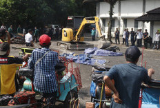Bentor Dihancurkan, Tukang Becak Senior ini Menangis saat Mengenang Perjuangannya