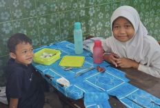 Kisah AR, Siswi SD Kulon Progo yang Sekolah Sambil Mengasuh Adik