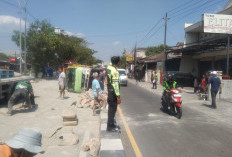 Truk Semen Terguling di Tikungan Ring Road Selatan Bantul, Muatan Tumpah Tutupi Badan Jalan