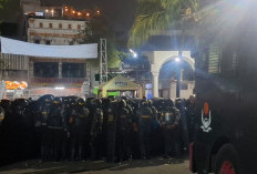 Kericuhan di DPRD DIY, Massa Lempar Petasan dan Batu Usai Aksi Hari Sumpah Pemuda