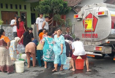 Patut Dicontoh! Pasutri Wakil Rakyat Ini Suplai Air Bersih Bagi Warga Salem dan Padamkan Kebakaran Lahan
