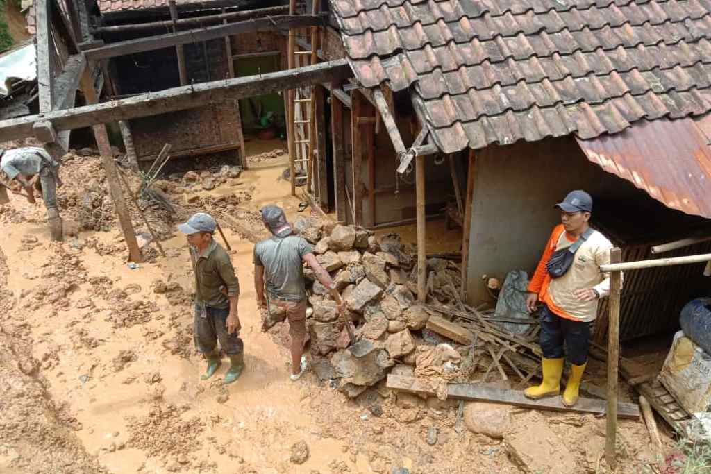 Hujan Deras Picu Banjir dan Longsor, Terjang Delapan Desa